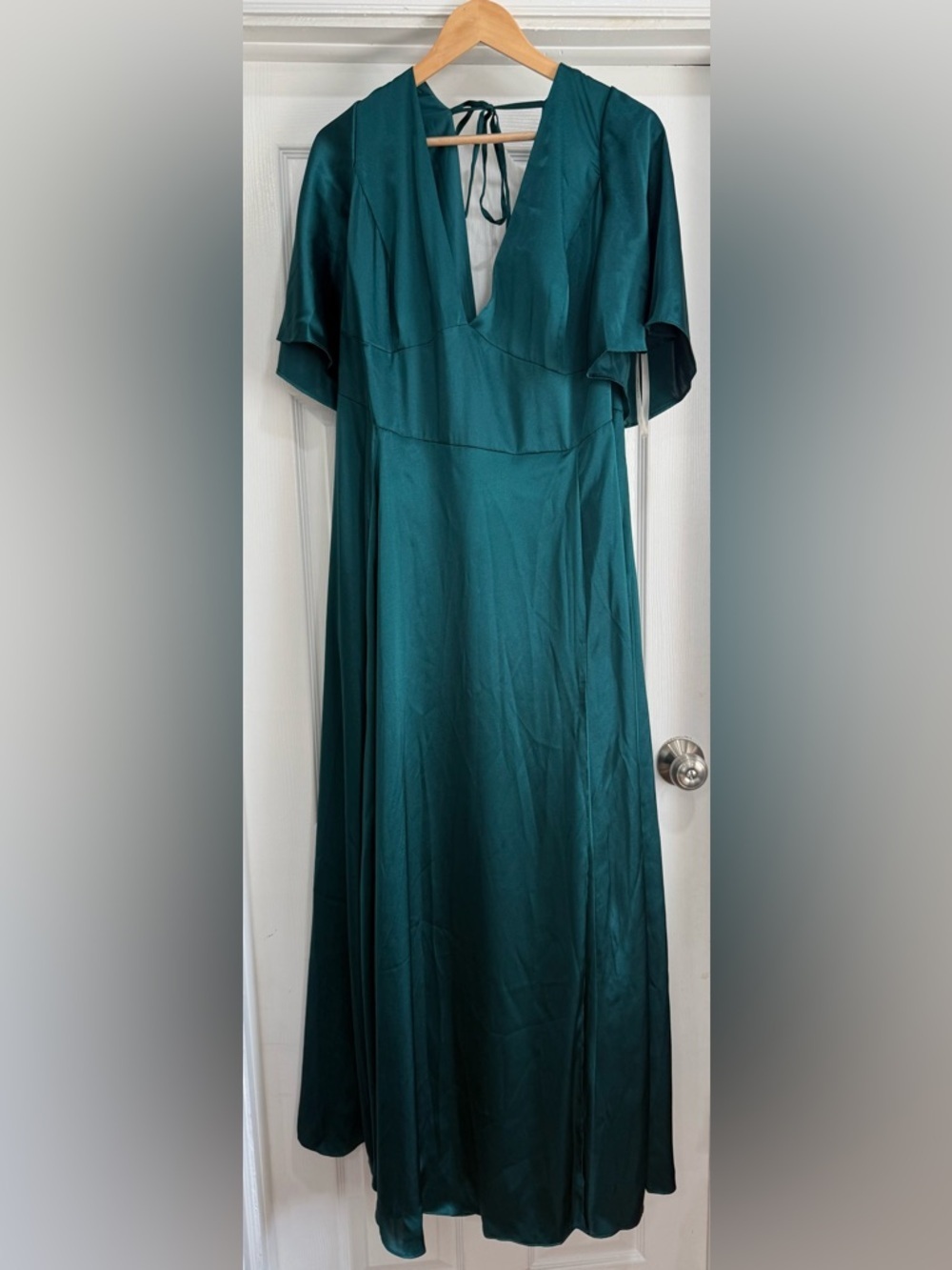 Galina Signature Plus-Size Emerald Satin V-Neck Maxi Dress with Side Slit - Picture 3 of 7